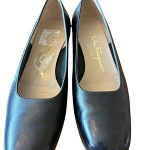 Salvatore Ferragamo Classic Black Leather flats great condition made in Italy